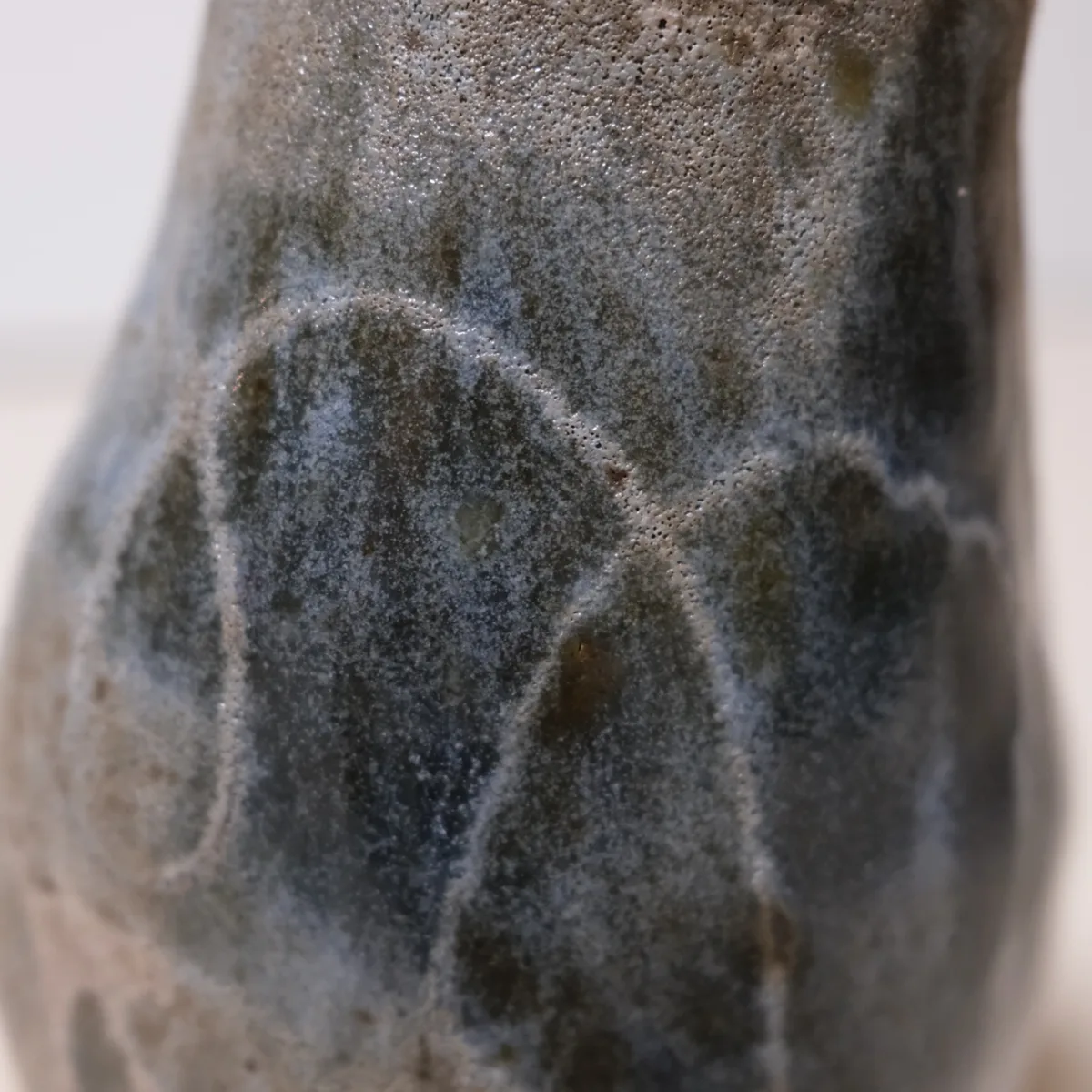 Détail d'un vase à l'émail bleu-vert profond